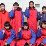 ２区在里の９人抜きなどで初優勝を飾った男子・三木東のメンバー＝三木市志染町、三木総合防災公園陸上競技場