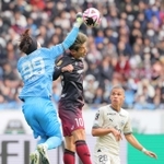 神戸-川崎　前半、神戸・大迫（中央）がゴール前に飛び込むも、川崎のＧＫ上福元（左）に阻まれる（撮影・吉沢敬太）