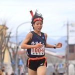 ７位でフィニッシュする女子・西脇工のアンカー橋本晴菜
