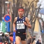 ７位でフィニッシュした男子・西脇工Ａのアンカー七條拓也