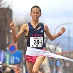 １位でフィニッシュした男子・洛南Ａのアンカー井上朋哉