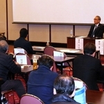 パネルディスカッションで話し合う参加者たち＝神戸市中央区