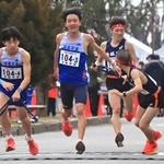 男子・須磨学園の３区堀野正太（左から２人目）が４区梅本陸翔へたすきをつなぐ。後ろは西脇工Ａ