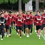 沖縄キャンプで新シーズンの力を蓄えた神戸イレブン＝沖縄県西原町、西原町民陸上競技場（撮影・風斗雅博）