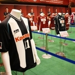 川崎重工業がユニホームスポンサーになった２００３年からの歴代ユニホームが並ぶ