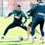 今季も守護神として期待される神戸のＧＫ前川（左）＝９日、神戸市西区のいぶきの森球技場