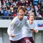 磐田-神戸　前半、先制点を決めて喜ぶ神戸の汰木（左）＝撮影・笠原次郎