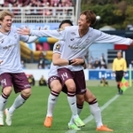 先制点を決めて喜ぶヴィッセル神戸の汰木康也（右）＝２４日午後、静岡県磐田市、ヤマハスタジアム（撮影・笠原次郎）