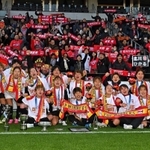 皇后杯全日本女子選手権で７大会ぶり７度目の優勝を果たし、サポーターらと一緒に喜ぶＩＮＡＣ神戸イレブン＝１月２７日、ヨドコウ桜スタジアム