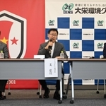 会見したアスコグループの文弘宣会長（中央）と、大栄環境の金子文雄社長（右）、アイナックフットボールクラブの安本卓史社長＝２６日午後、神戸市東灘区（撮影・斎藤雅志）