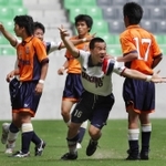 兵庫県高校総体の決勝で神戸弘陵を相手にゴールを決め、駆け出す滝川第二の岡崎慎司（１６）＝２００３年６月、神戸ウイングスタジアム
