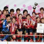 現役引退を表明後、皇后杯全日本女子選手権を制して有終の美を飾ったＩＮＡＣ神戸の澤穂希（中央）。チームには数多くの日本代表が在籍してきた＝２０１５年１２月、等々力陸上競技場