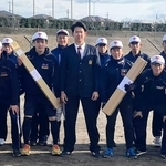 後輩にバットなどの用具を寄贈した坂井陽翔投手（中央）＝２７日、神戸市西区春日台６、滝川第二高（同校提供）