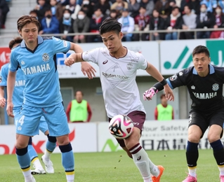 磐田との開幕戦で得点し、存在感を放った神戸の佐々木（中央）＝２月２４日、ヤマハスタジアム