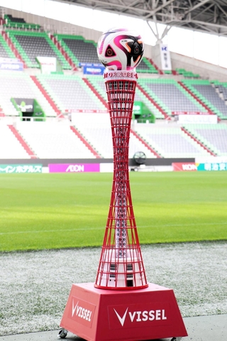 神戸ポートタワーを実物の約１００分の１で模したサッカーボール台。３月２日のヴィッセル神戸のホーム開幕戦でお目見えする＝神戸市兵庫区、ノエビアスタジアム神戸