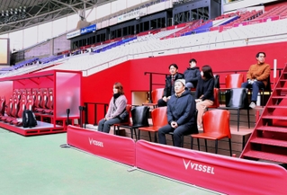選手らが座るベンチ（左）の横に設けられた「ＶＩＰルームテラス」。後方にくつろげる部屋を併設した＝１日午後、神戸市兵庫区御崎町１、ノエビアスタジアム神戸