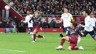 神戸ー柏　後半、シュートを放つ神戸の宮代（右手前）＝撮影・笠原次郎