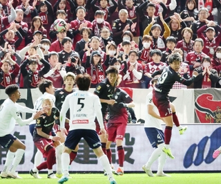 神戸－柏　ゴール前で競り合う神戸と柏の選手たち＝２日午後、神戸市兵庫区、ノエビアスタジアム神戸（撮影・笠原次郎）