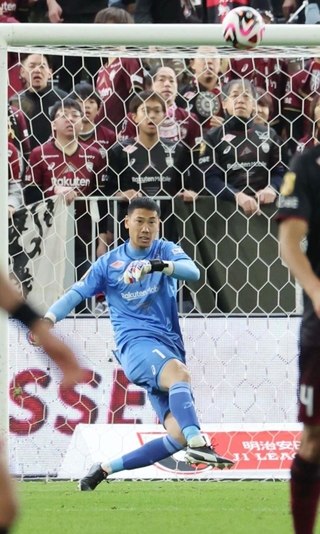 神戸－柏　Ｊ１通算１００試合出場を果たした神戸の前川（撮影・笠原次郎）