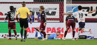 神戸－柏　後半３８分、先制ゴールを決められ、肩を落とす神戸イレブン（撮影・笠原次郎）