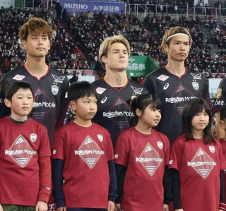 柏レイソル戦の前、子どもたちと記念撮影をするヴィッセル神戸の（左から）汰木康也、酒井高徳、扇原貴宏＝２日午後、神戸市兵庫区、ノエビアスタジアム神戸
