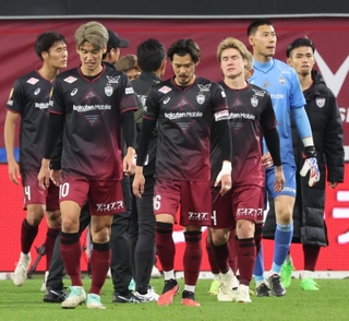 ホーム開幕戦で柏レイソルに敗れ、肩を落とす酒井高徳（右から３人目）らヴィッセル神戸イレブン＝２日午後、神戸市兵庫区、ノエビアスタジアム神戸