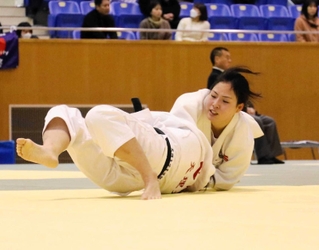 近畿女子選手権１回戦　ともえ投げで辻岡美希（下）を下した錦杏樹