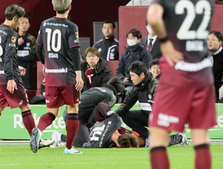 神戸-柏　前半２８分、柏の選手と交錯して倒れ込む神戸の汰木（１４）＝２日、ノエビアスタジアム神戸