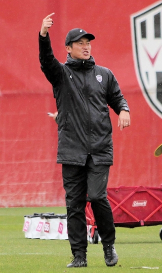 約１週間ぶりに体調不良から復帰したヴィッセル神戸の吉田孝行監督（中央）＝神戸市西区、いぶきの森球技場