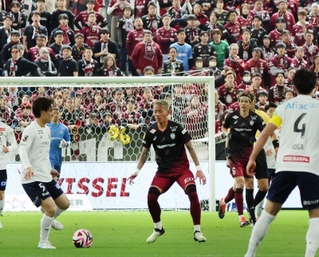 柏のボール回しにプレッシャーをかける神戸の井手口陽介＝２日、ノエビアスタジアム神戸