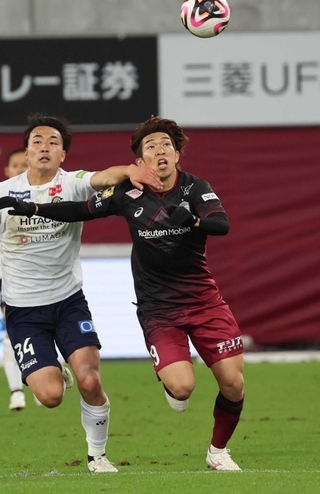 柏戦でボールを追う神戸のＦＷ宮代＝２日、ノエビアスタジアム神戸