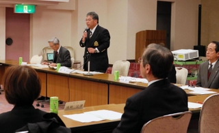 兵庫県スポーツ協会の理事会であいさつに立つ今井良広理事長＝県民会館