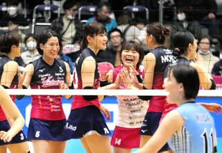 姫路-ＪＡぎふ　第１セット、得点を喜ぶ井上（左から３人目）ら姫路の選手たち