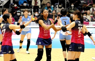 姫路-ＪＡぎふ　第２セット、得点を喜ぶ宮部（中央）ら姫路の選手たち