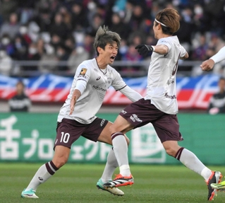 後半、決勝のゴールを決めて喜ぶ神戸・大迫勇也（左）＝味スタ（撮影・堀内翔）