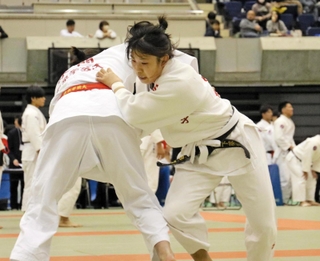 女子３人制３回戦・武庫川女大Ａ-東京学芸大　激しく攻める武庫川女大の中堅山下（右）