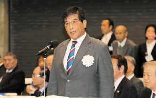 ＫＯＢＥ自他共栄ＣＵＰであいさつする山崎俊輔大会会長＝神戸市須磨区緑台、グリーンアリーナ神戸