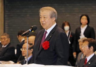 ＫＯＢＥ自他共栄ＣＵＰで祝辞を述べる講道館の上村春樹館長＝神戸市須磨区緑台、グリーンアリーナ神戸