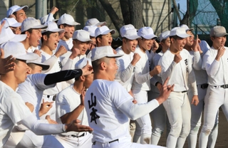 選抜大会に向け気勢を上げる報徳ナイン＝西宮市の同校（撮影・吉田敦史）