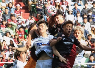 神戸－広島　前半、コーナーキックに頭で合わせる神戸のトゥーレル（中央）ら（撮影・小林良多）