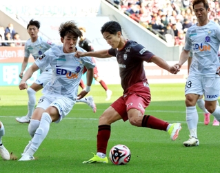 神戸－広島　前半、ゴール前に攻め上がる神戸の武藤（撮影・小林良多）