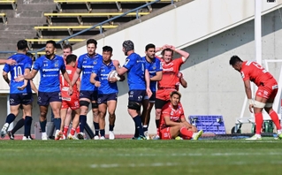 神戸－埼玉　前半、埼玉に逆転のトライを許し、座り込む神戸・山中（右から２人目）ら（撮影・大田将之）