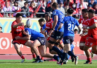 神戸-埼玉　後半、神戸の李承信（左端）が相手につかまる（撮影・大田将之）