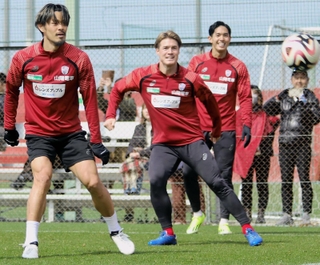 ヴィッセル神戸の公開練習で、山口蛍（左）や武藤嘉紀（右奥）とトレーニングに励む酒井高徳（中央）＝神戸市西区、いぶきの森球技場