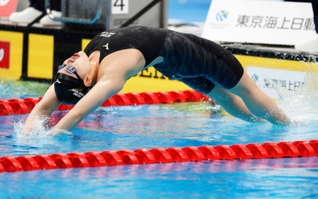 女子１００メートル背泳ぎ決勝　スタートする白井璃緒