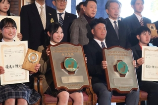 女子で優勝した左奈々（前列左から２番目）と、男子優勝の外岩戸晟士（同３番目）＝三木市細川町、チェリーヒルズゴルフクラブ