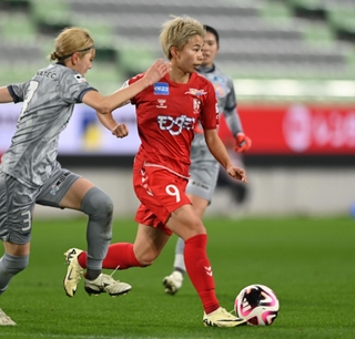 ＩＮＡＣ神戸ーＡＣ長野　前半、ドリブルで相手陣内へ切り込む神戸の田中（右）＝撮影・大田将之