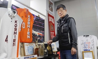 甲子園高や神戸親和大などを長く率い、昨秋に指導者を引退した霜村武彦さん。身長１７８センチで「今も連続でシュートが決められる」と目を細める＝神戸市中央区、オンザコート本社