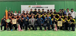 テニス団体で男女そろって優勝を果たした相生学院の選手ら（同校提供）