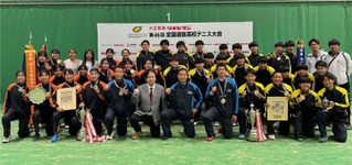 テニス団体で男女そろって優勝を果たした相生学院の選手ら（同校提供）